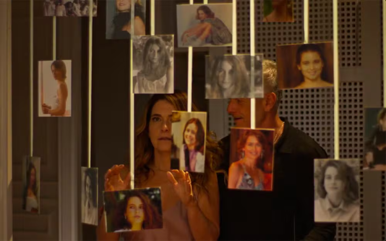 Filipa se encanta com a exposição de fotos de sua carreira que Jaques montou em Dona de Mim • Divulgação/Globo