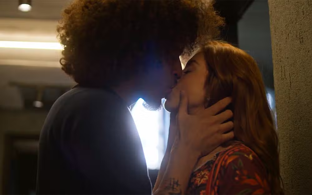 Ryan e Kami se beijam em "Dona de Mim" • Divulgação/Globo
