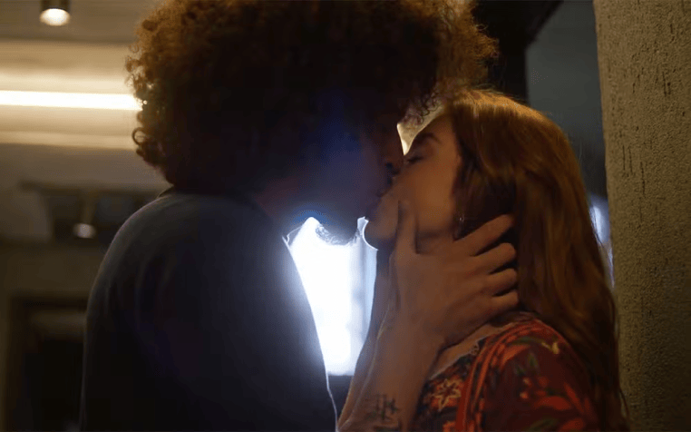 Ryan e Kami se beijam em "Dona de Mim" • Divulgação/Globo
