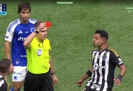 Árbitro "expulsa" jogadores por engano em Cruzeiro x Atlético-MG