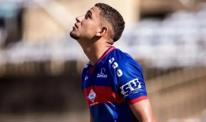 Atacante morre aos 20 anos em acidente de moto ao colidir com vaca