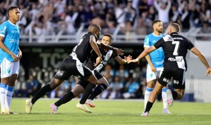 Jonas Toró marca para a Ponte Preta sobre o Londrina, pela Série C