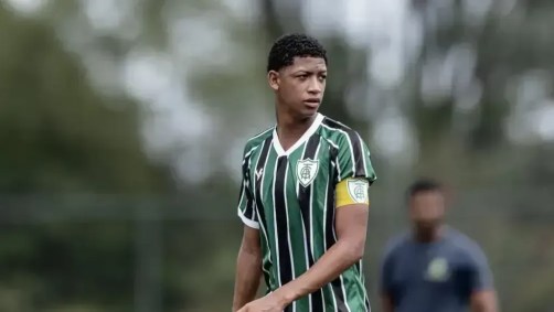 Paulo César, de 16 anos, foi contratado pelo Flamengo