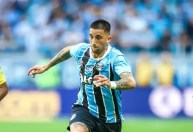 Atacante do Grêmio reclama de Mano Menezes após virar reserva