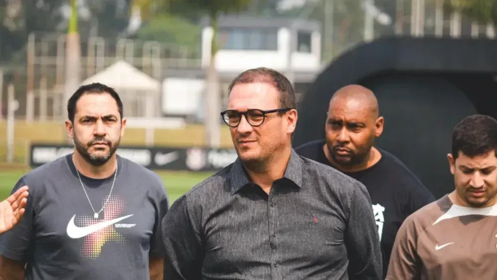 Alex Brasil, executivo da base do Corinthians, foi desligado hoje