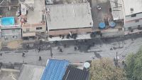 Drone mostra homens armados antes de megaoperação no Complexo do Alemão