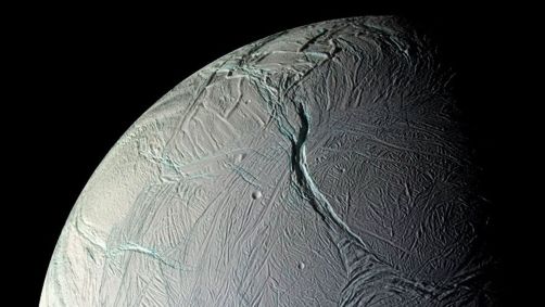 Mosaico da lua Enceladus criado com imagens capturadas pela sonda espacial Cassini em 9 de outubro de 2008, depois que chegou a cerca de 25 quilômetros da superfície
