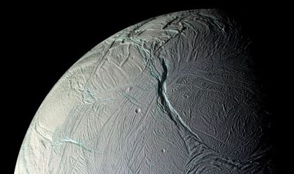 Lua de Saturno tem moléculas que podem sustentar vida, dizem cientistas