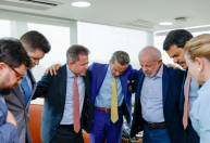 Ao lado de Messias, Lula recebe deputado e bispos evangélicos no Planalto