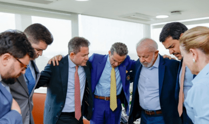 Ao lado de Messias, Lula recebe deputado e bispos evangélicos no Planalto
