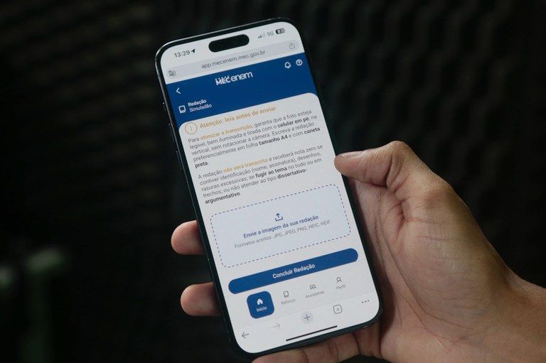 Mão segurando celular