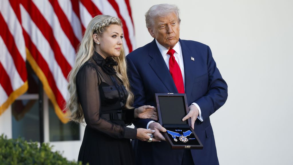 O presidente dos EUA, Donald Trump, concede postumamente a Medalha Presidencial da Liberdade ao falecido ativista conservador Charlie Kirk, entregando-a à sua esposa, Erika Kirk, durante uma cerimônia no Rose Garden da Casa Branca, em 14 de outubro de 2025, em Washington, DC.