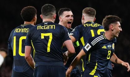Escócia vira sobre a Grécia e se aproxima de vaga na Copa do Mundo