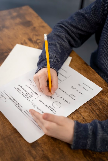 jovem faz teste com lápis