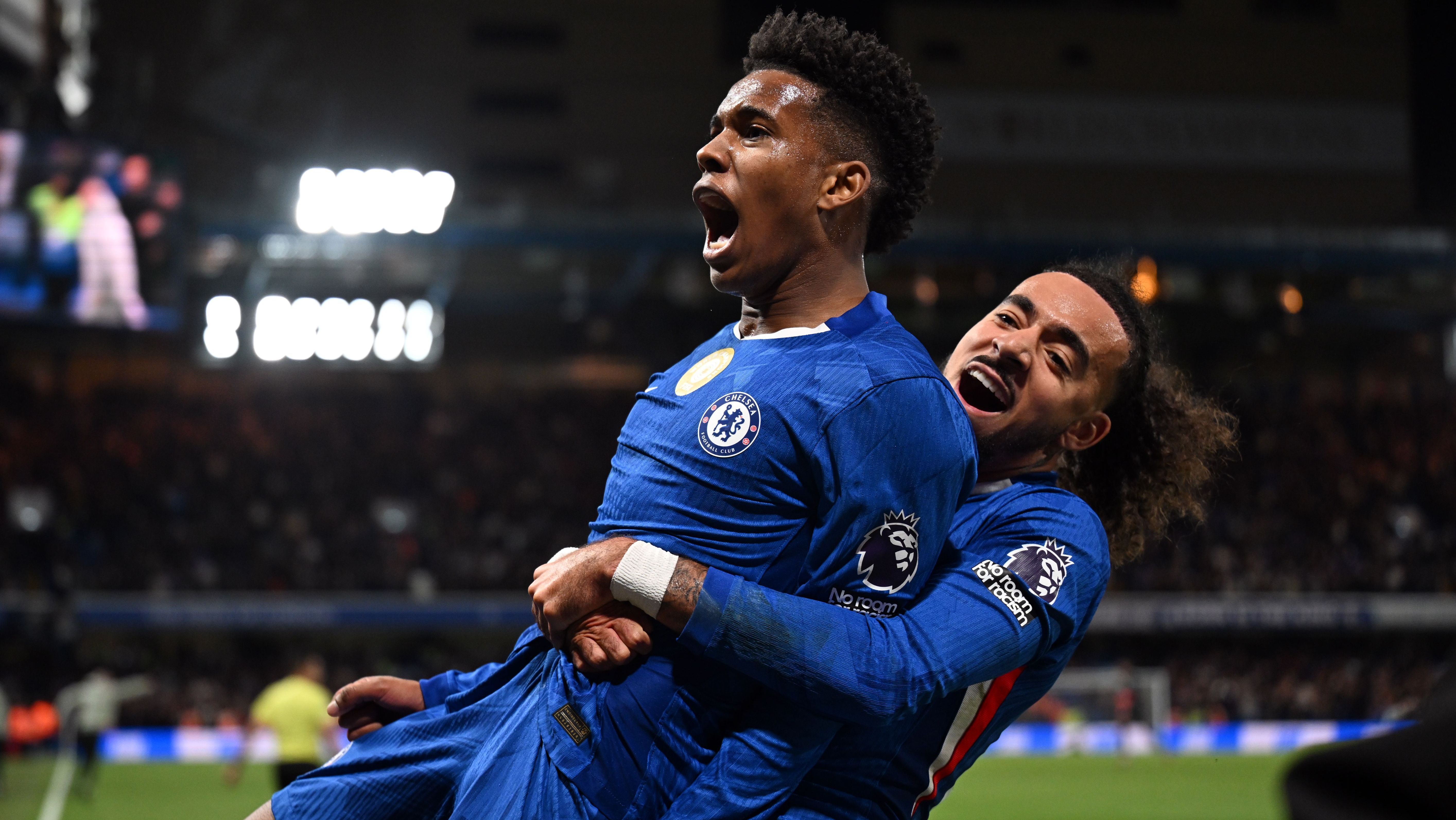 Estêvão comemora o gol da vitória do Chelsea sobre o Liverpool pela Premier League
