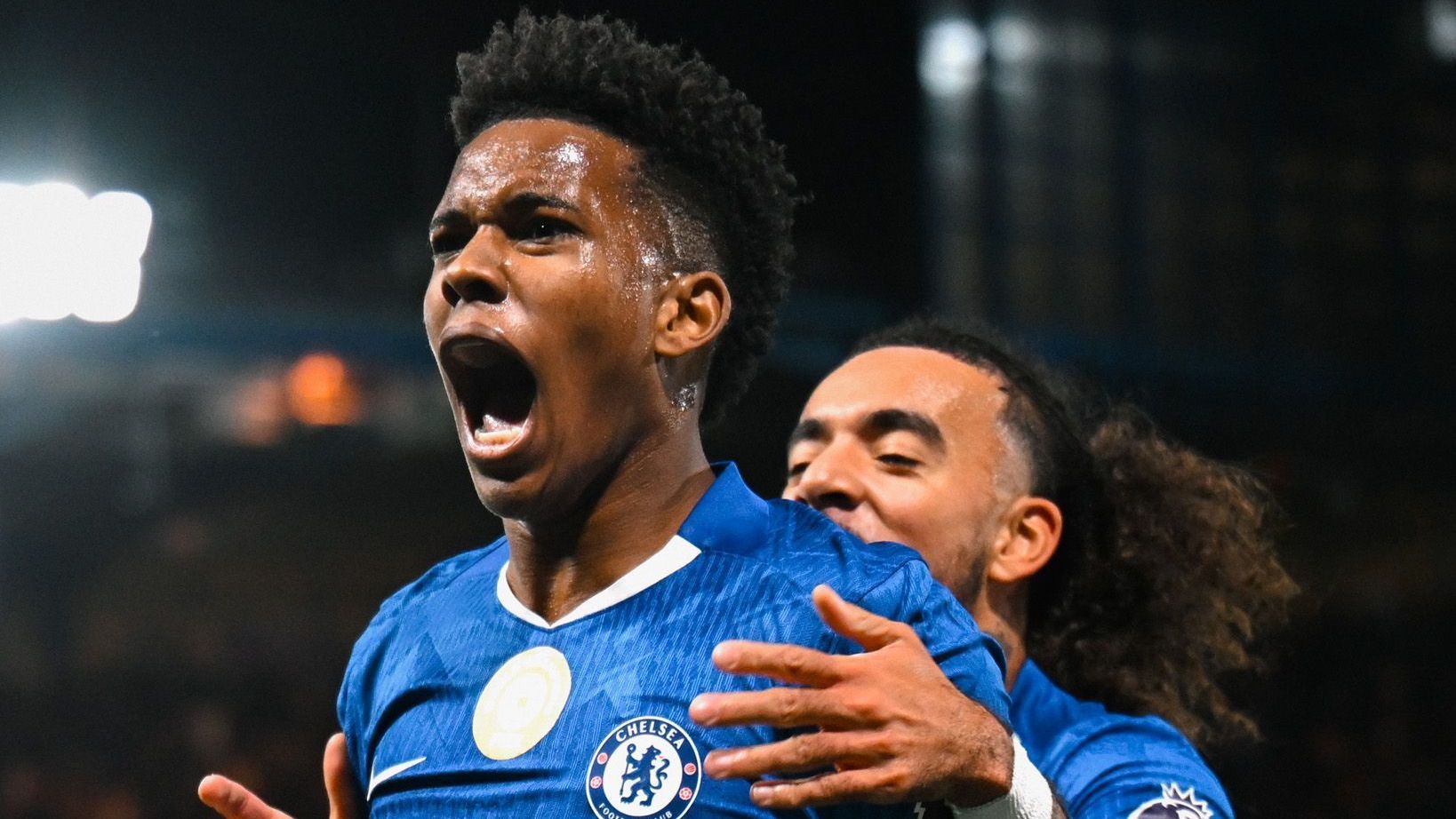 Estêvão comemorando seu primeiro gol pelo Chelsea, diante do Liverpool, pela Premier League