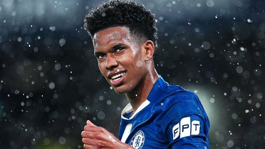 Estêvão, do Chelsea, comemorando seu gol contra o Ajax, pela Champions League