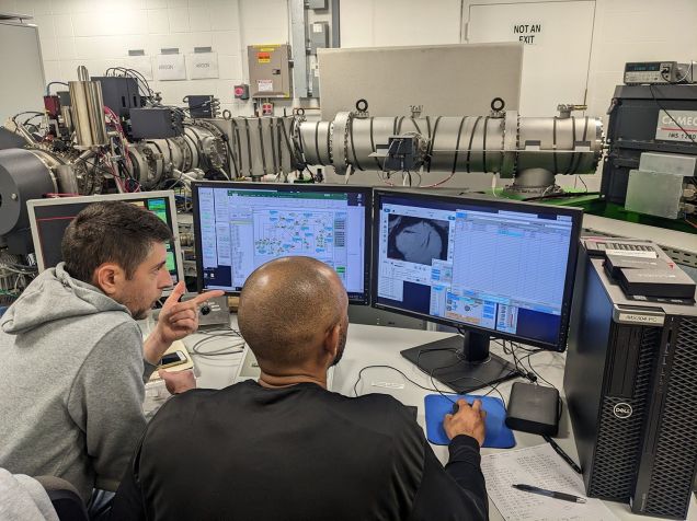 James Dottin e Brian Monteleone analisando dados da análise de espectrometria de massa de íons secundários de amostras da Apollo 17 • Brown University