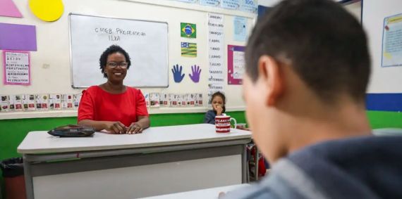Professora e alunos em sala de aula