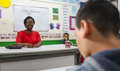 Professores são a fonte de informação mais confiável para 69% dos jovens