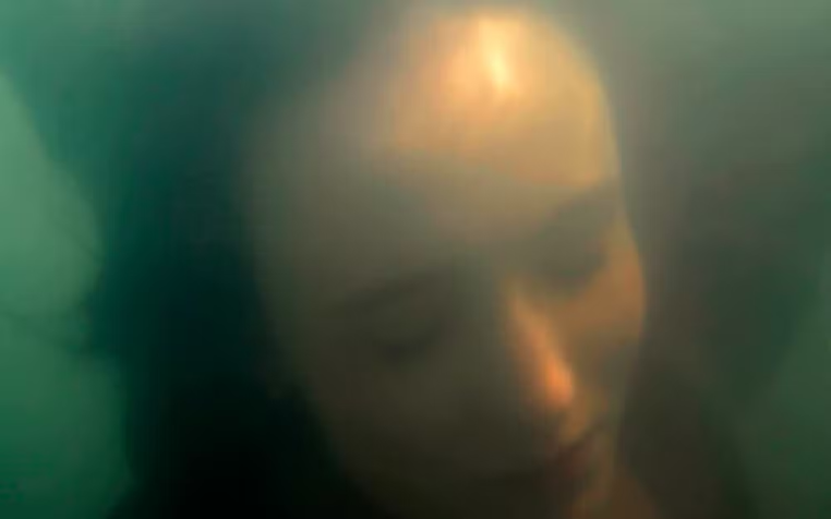 Tonta, Estela cai no rio e se afoga em "Êta Mundo Melhor!" • Divulgação/Globo