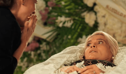 Flávia Alessandra detalha "loucura" ao gravar dentro de caixão