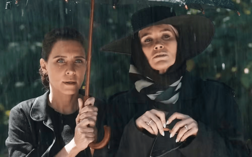 Sandra assiste com Inês ao próprio enterro em "Êta Mundo Melhor!" • Divulgação/Globo