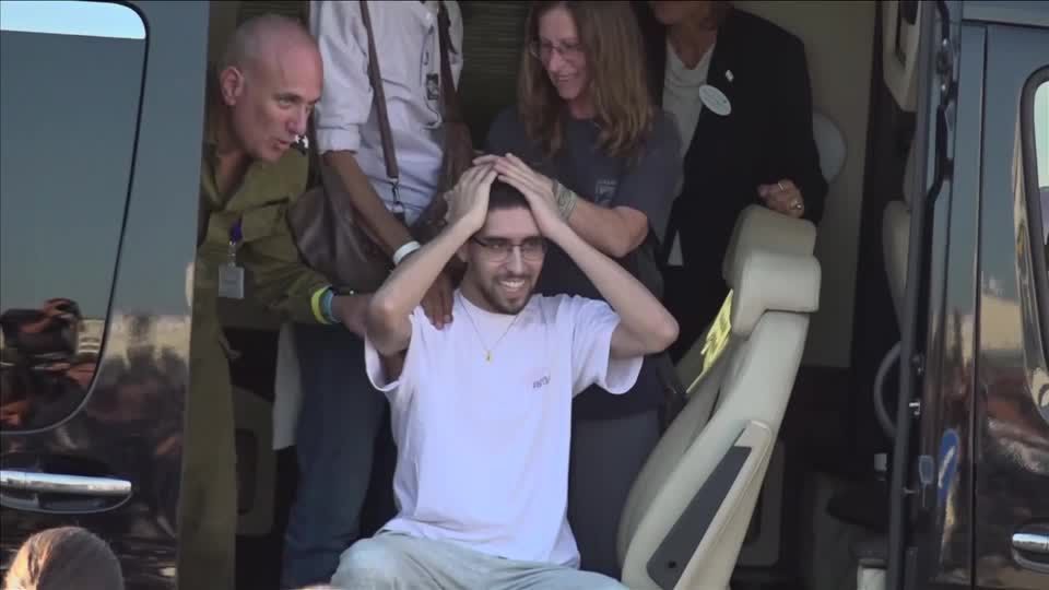 Refém israelense David Evyatar reencontra amigos e familiares após ser libertado • Reuters