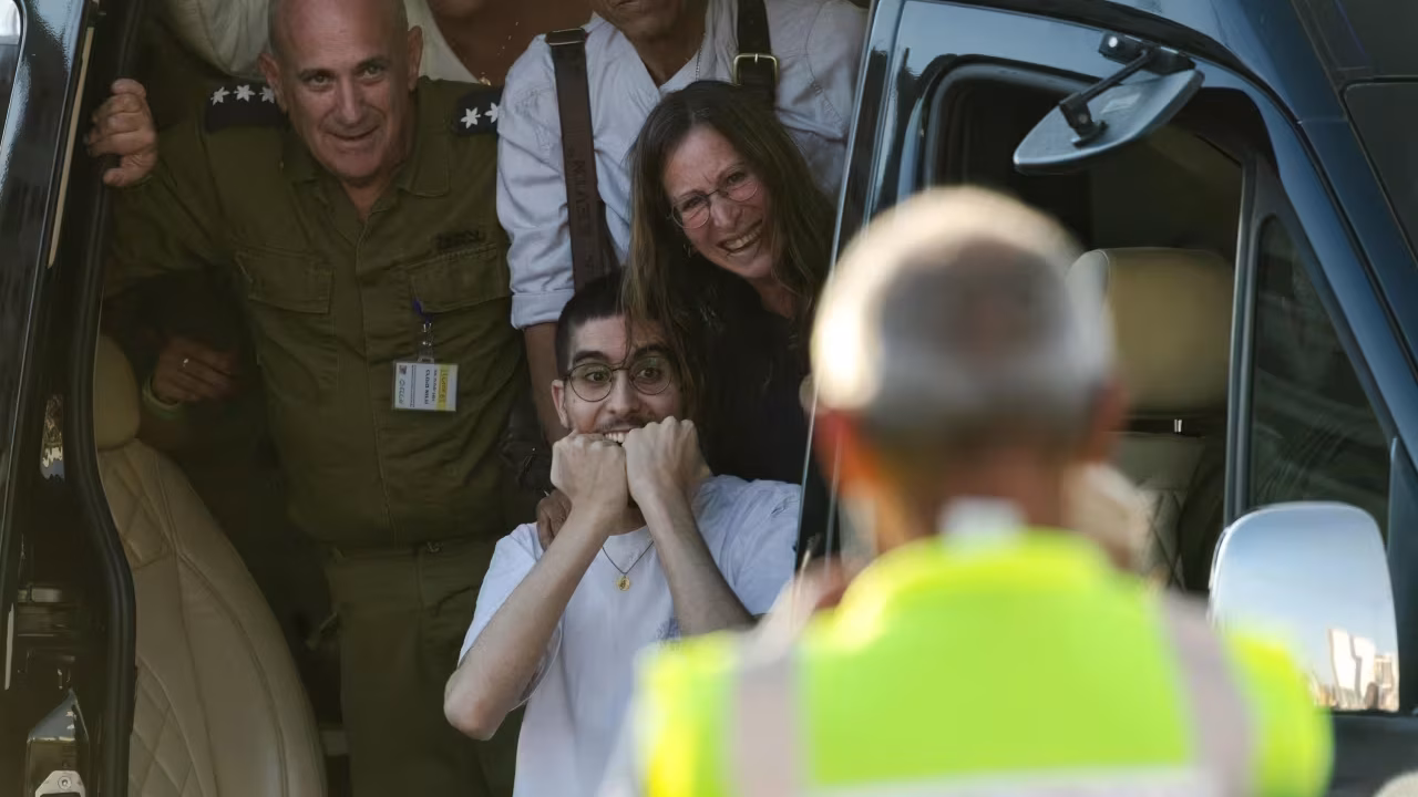 Refém libertado Evyatar David vê seus amigos pela primeira vez, enquanto eles gritam para ele: “Evyatar, você é um rei!”
