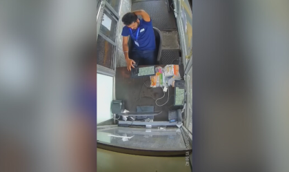 Vídeo: Pneu explode e atinge funcionário em cabine de pedágio na Índia