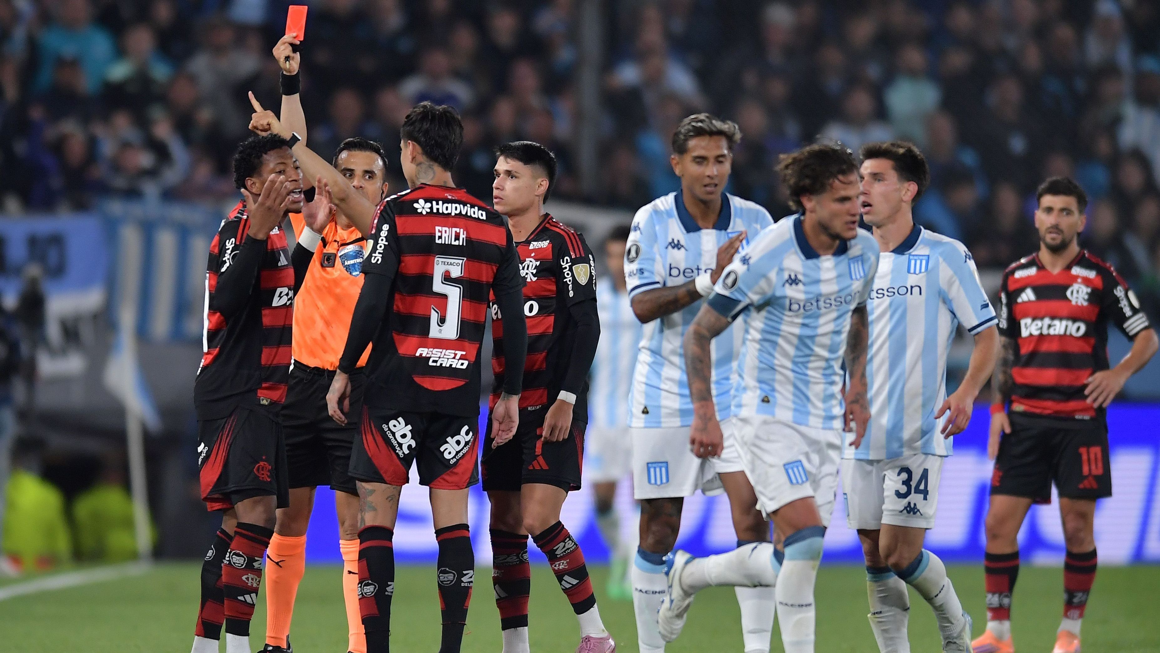 Gonzalo Plata recebe o cartão vermelho em Racing x Flamengo