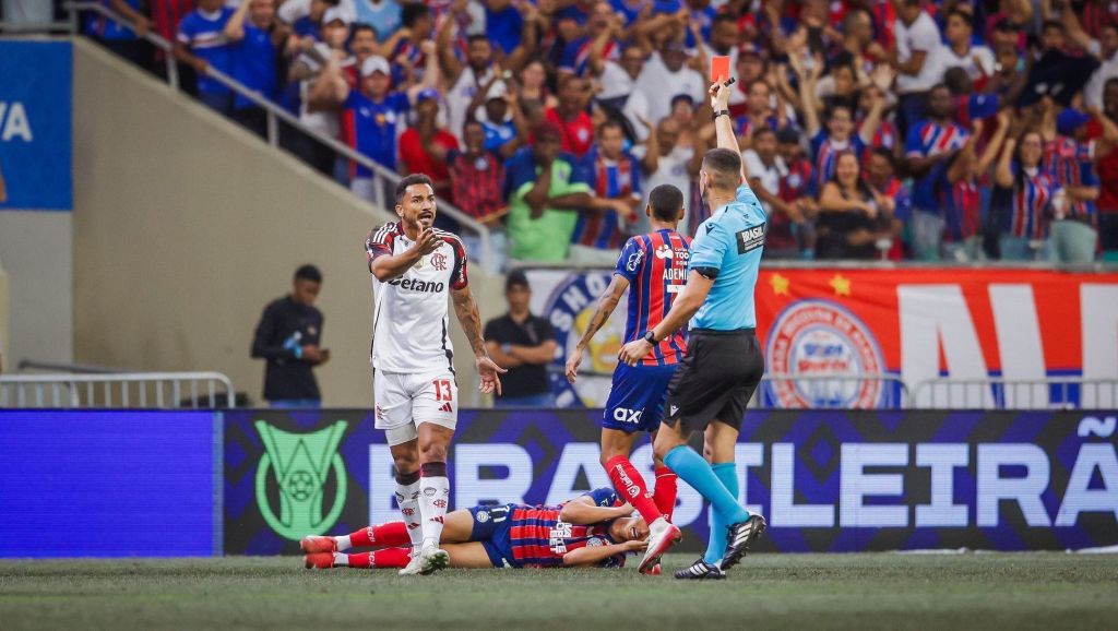 Momento da expulsão de Danilo, do Flamengo, em partida contra o Bahia