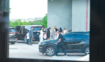 Familiares de Vini Jr. chegam com Virgínia na festa de Maria Flor