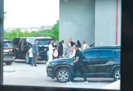 Familiares de Vini Jr. chegam com Virgínia na festa de Maria Flor