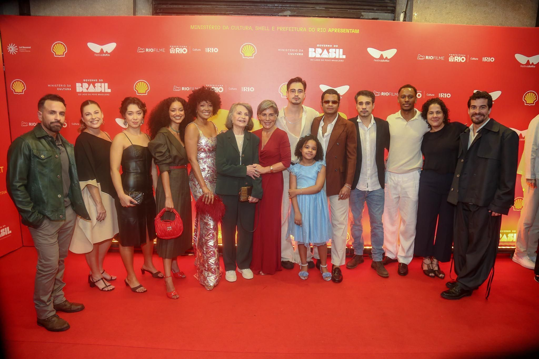 Famosos prestigiam estreia de "Sexa", filme com direção de Gloria Pires, no Festival do Rio