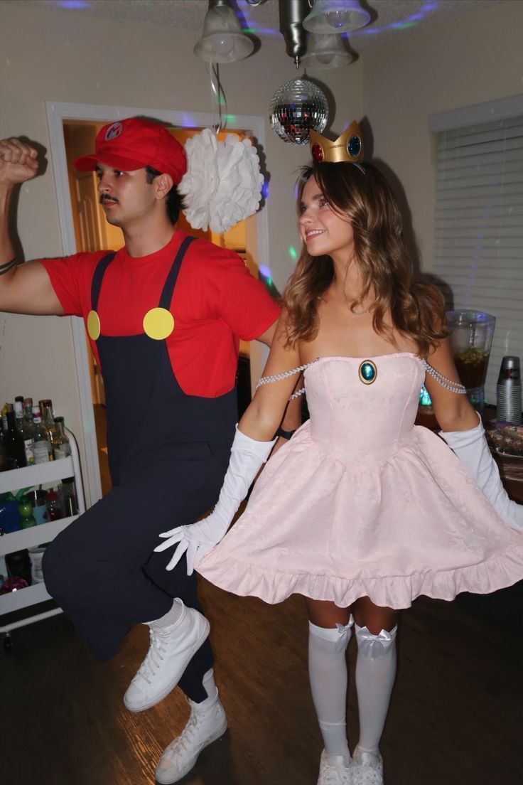10 ideias criativas de fantasias de casal para o Halloween | CNN Brasil, image size:736x1104