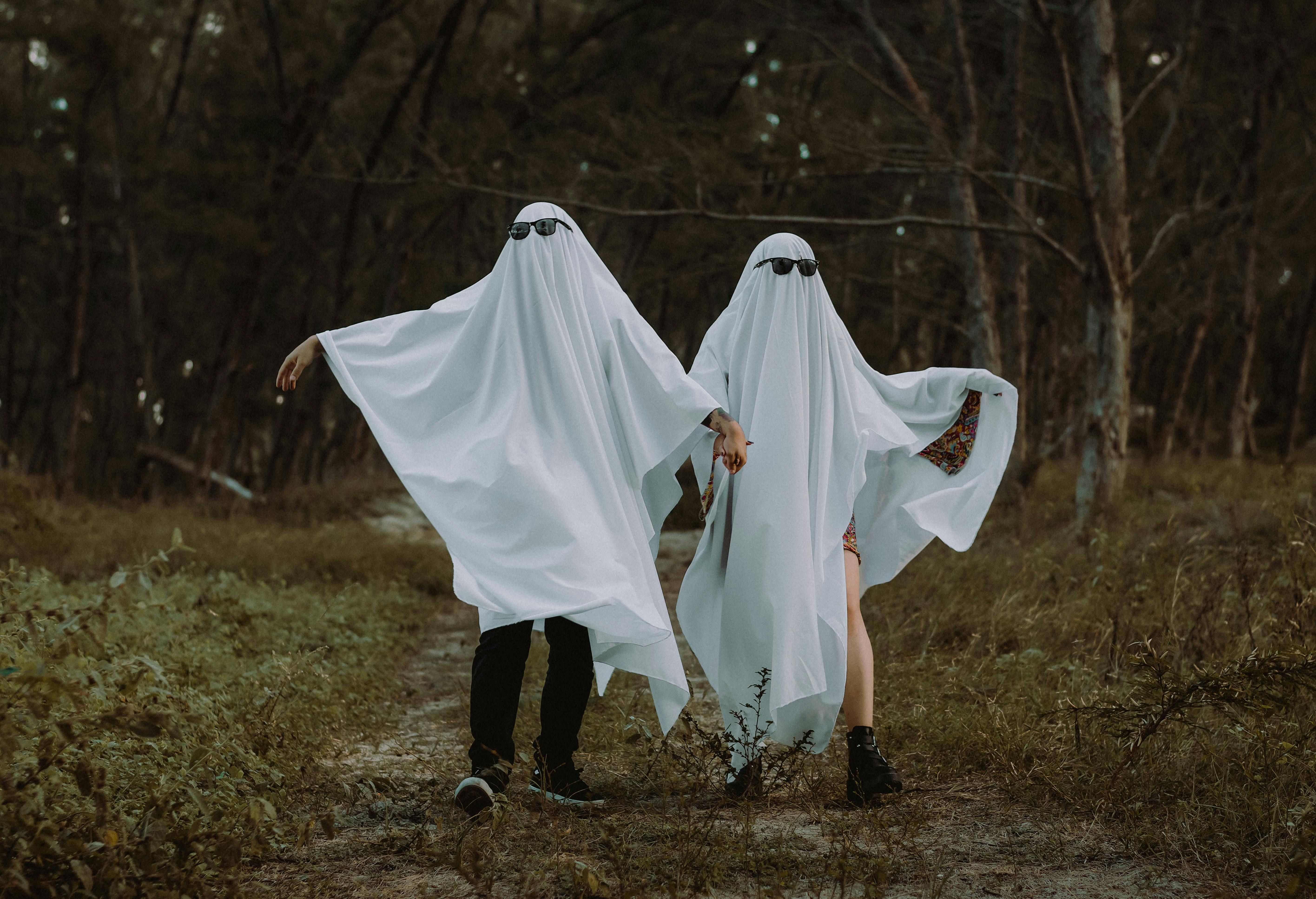 Neste Halloween, os casais deixam o óbvio de lado e apostam em fantasias cheias de criatividade, humor e estilo, da releitura dos clássicos do terror a ideias improváveis que transformam o cotidiano em inspiração.