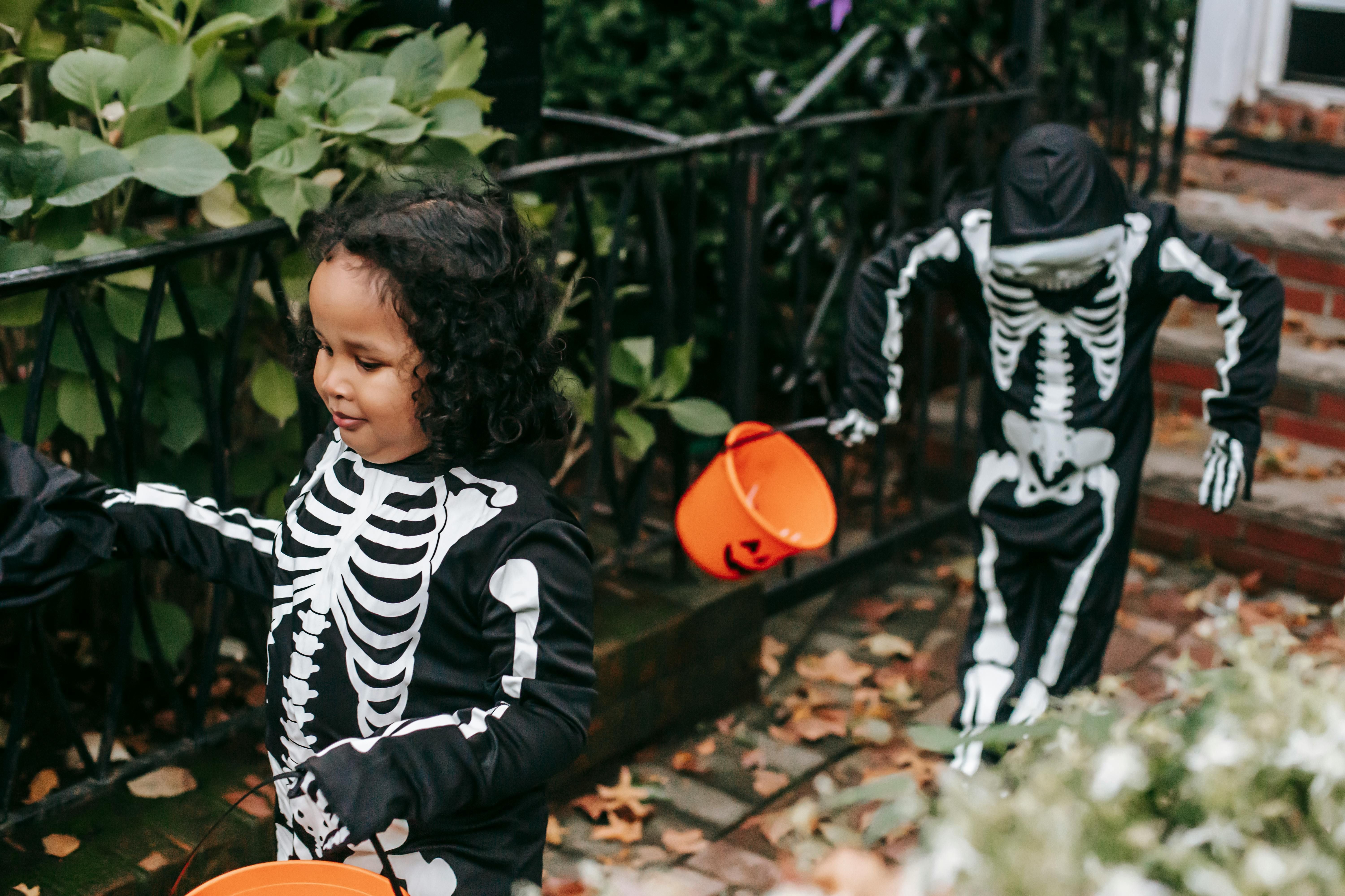 Crianças apostam em fantasias criativas e acessíveis para o Halloween, de personagens da cultura pop a produções caseiras, a data valoriza a imaginação, o conforto e a diversão em família.