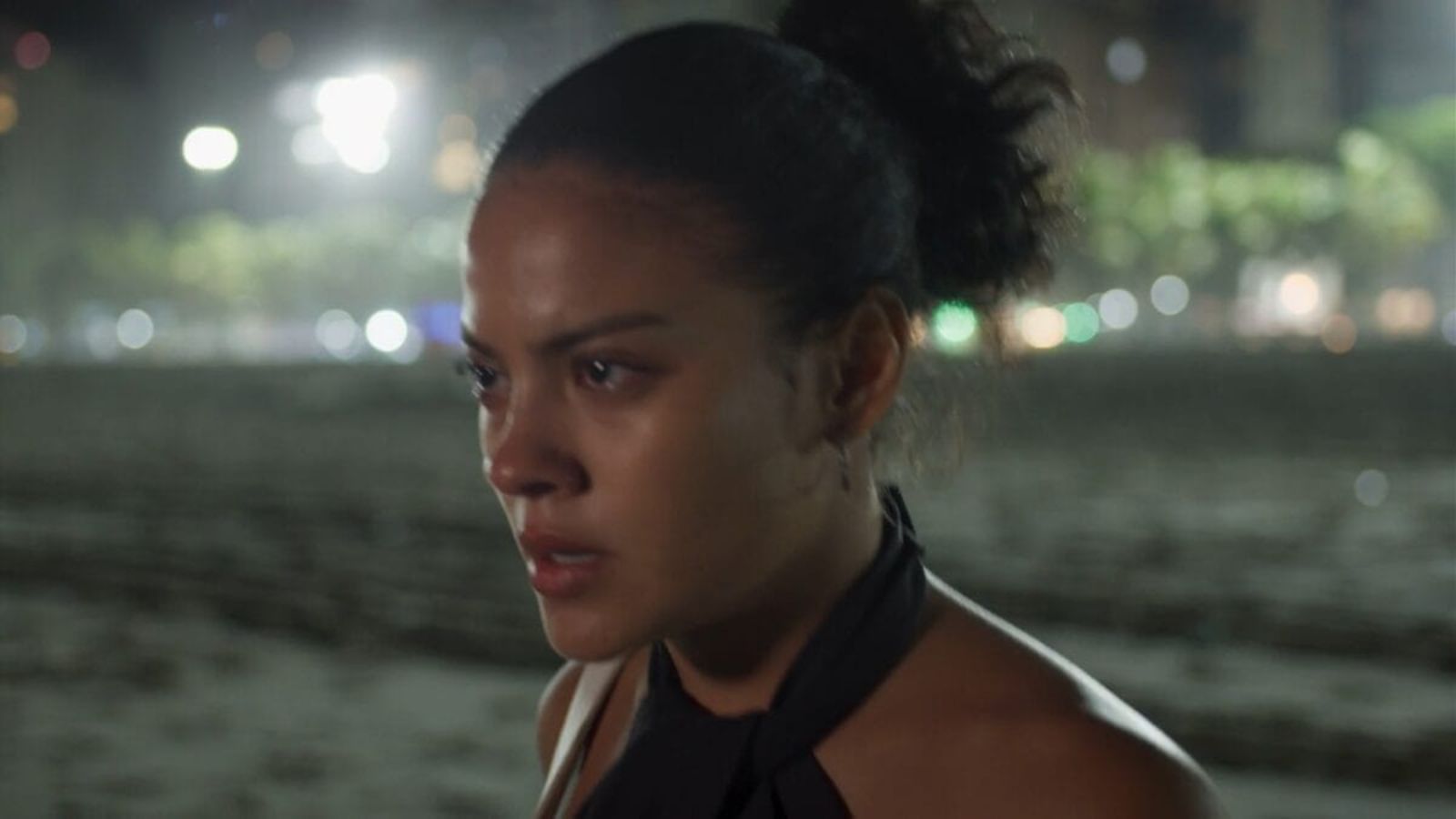 Maria de Fátima descarta arma após morte de Odete • Reprodução/Globoplay