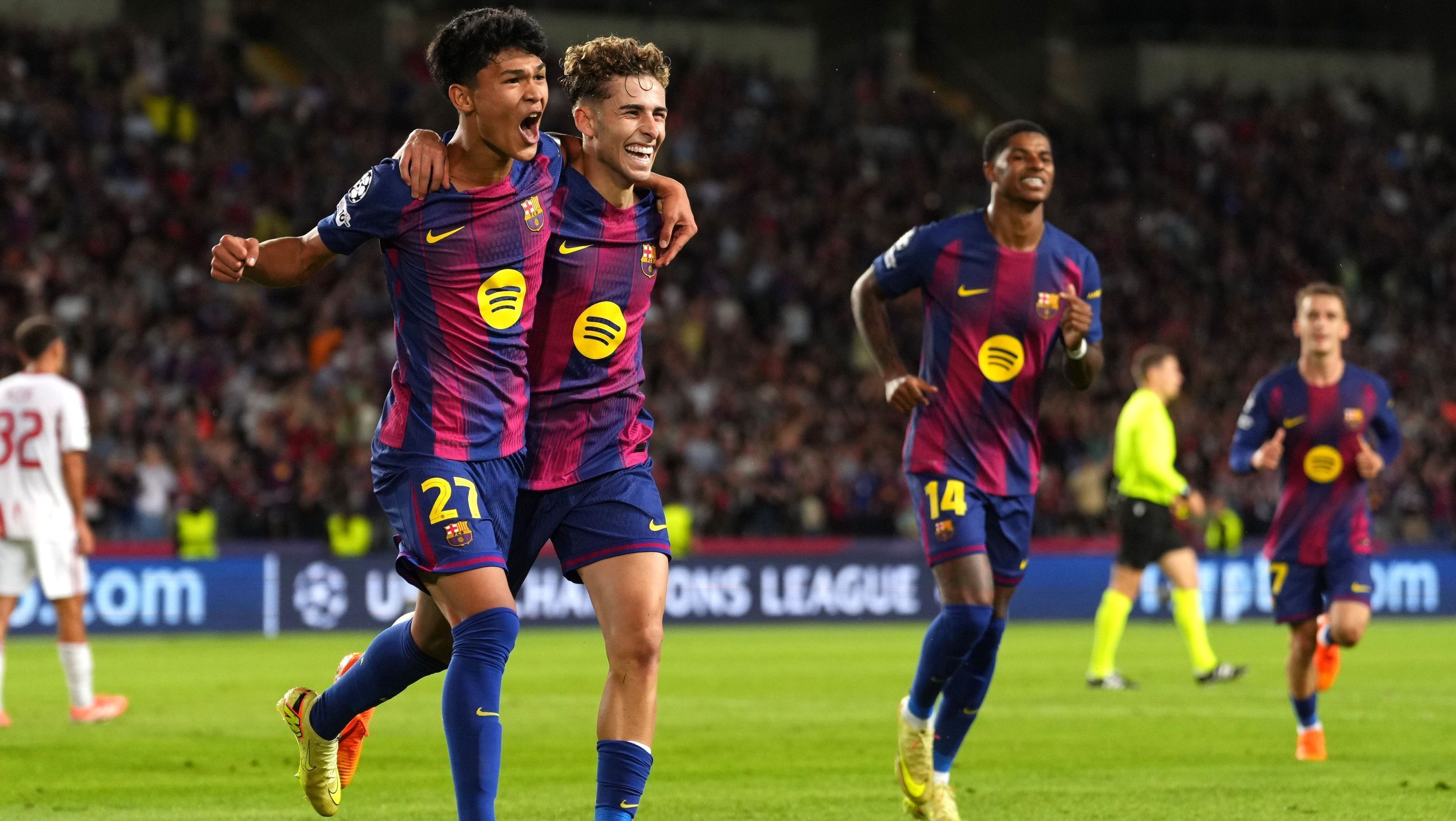 Dro Fernández e Fermín López comemoram um dos gols da goleada do Barcelona sobre o Olympiacos pela Champions League