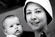 Fernanda Torres posta foto da infância em aniversário de 96 anos da mãe