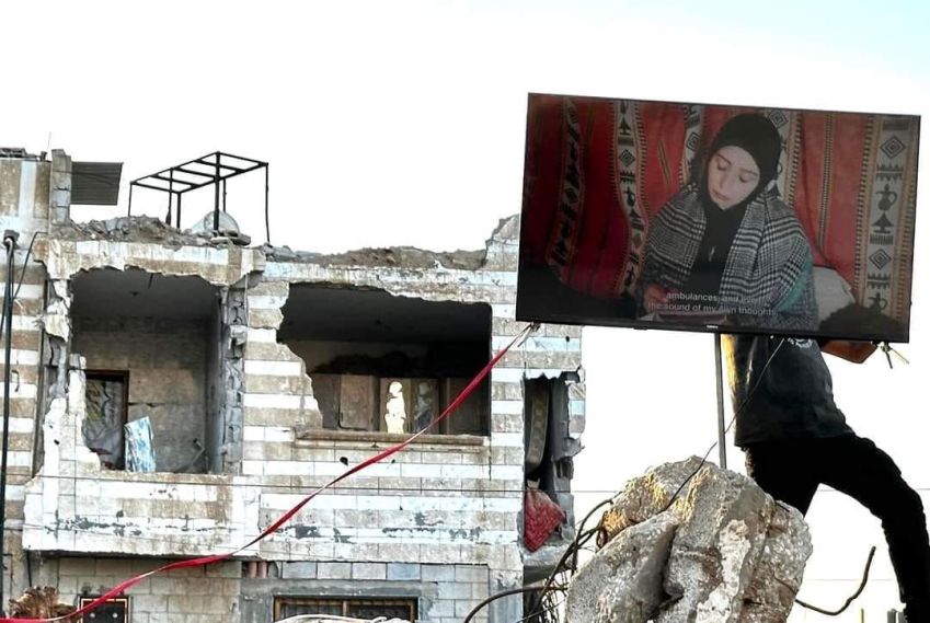 Televisão de 55 polegadas exibe filme do Festival Internacional de Cinema de Jerusalém, em Gaza, em 2024. Equipamento será utilizado novamente, a partir do dia 26, na primeira edição do Festival Internacional de Cinema de Mulheres de Gaza. • Reprodução / Cortesia à CNN