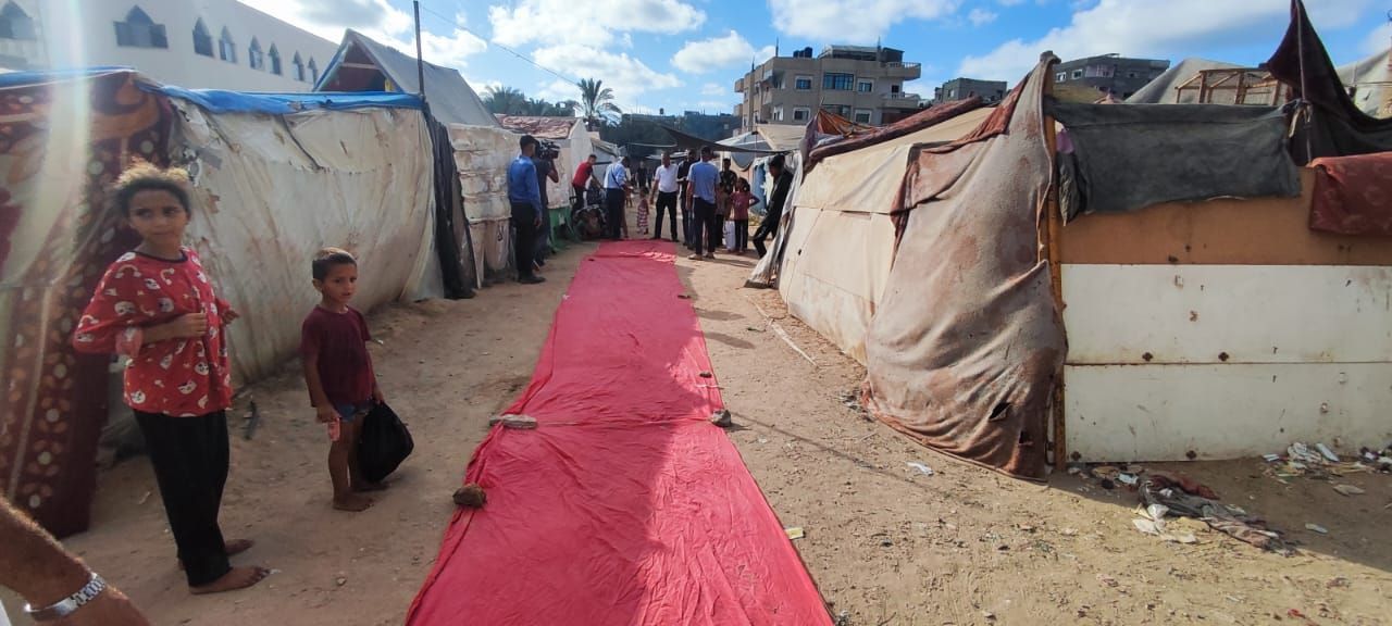 Tapete vermelho é estendido em exibição do Festival Internacional de Cinema de Jerusalém, em Gaza, em 2024. Tapete será utilizado novamente, a partir do dia 26, na primeira edição do Festival Internacional de Cinema de Mulheres de Gaza.