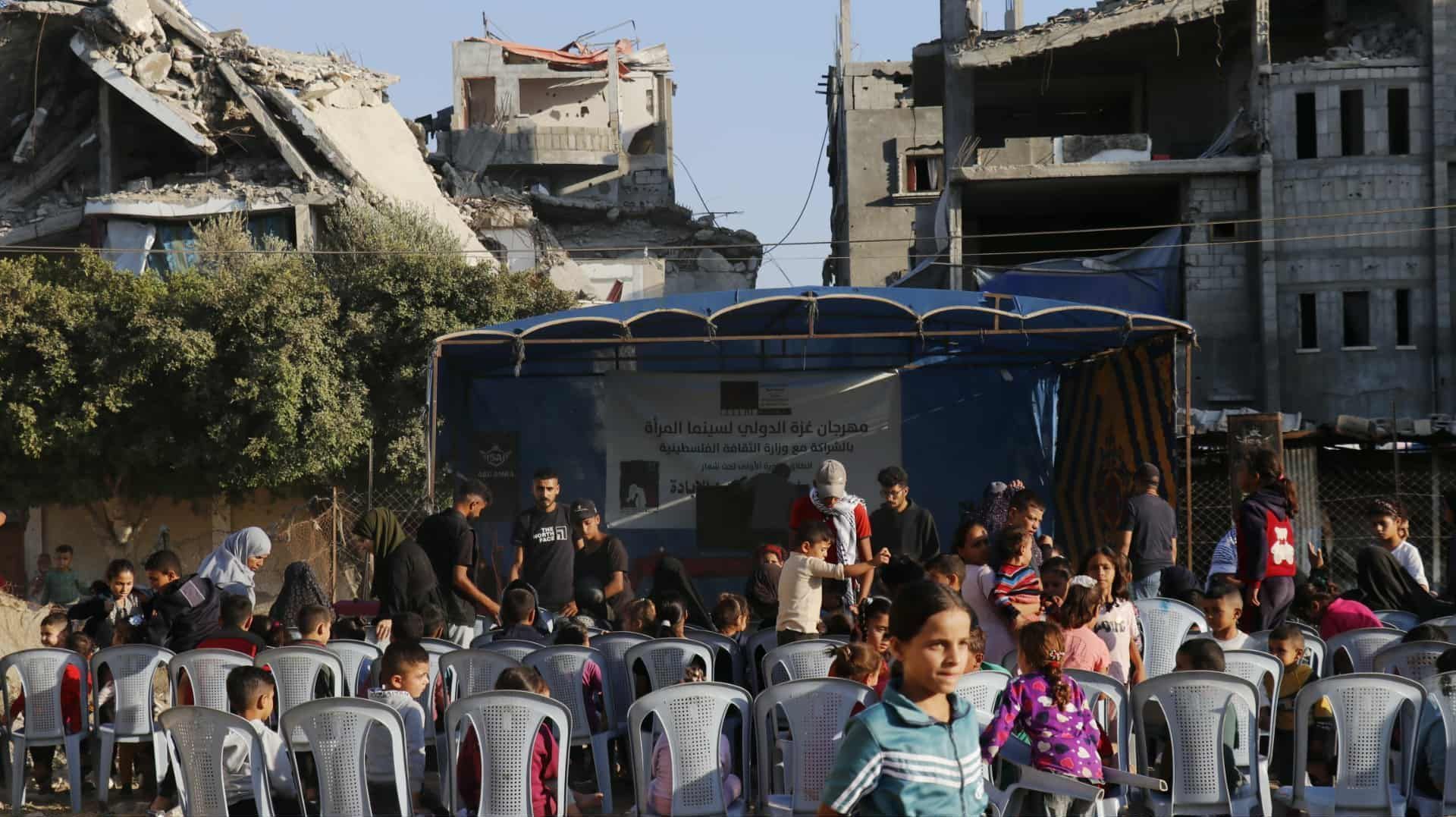 Palestinos participam da abertura do Festival Internacional de Cinema de Mulheres de Gaza, em Deir al-Balah, em 26 de outubro de 2025.
