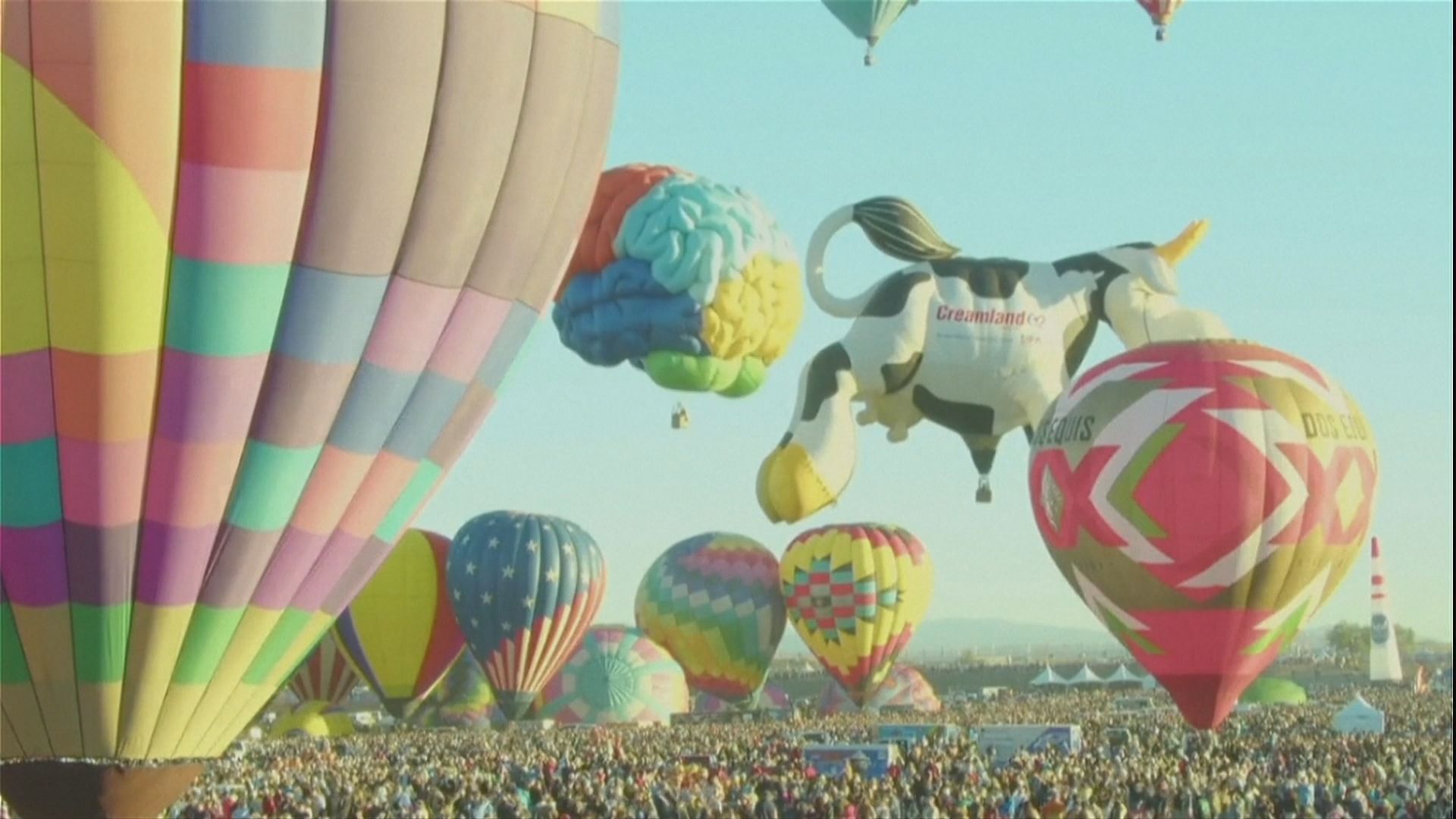 Balões no céu durante a 53ª edição anual do Festival Internacional de Balões de Albuquerque, no Novo México