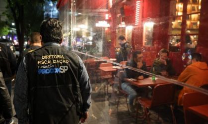 Procon fiscaliza locais por suspeita de venda de bebida adulterada em SP