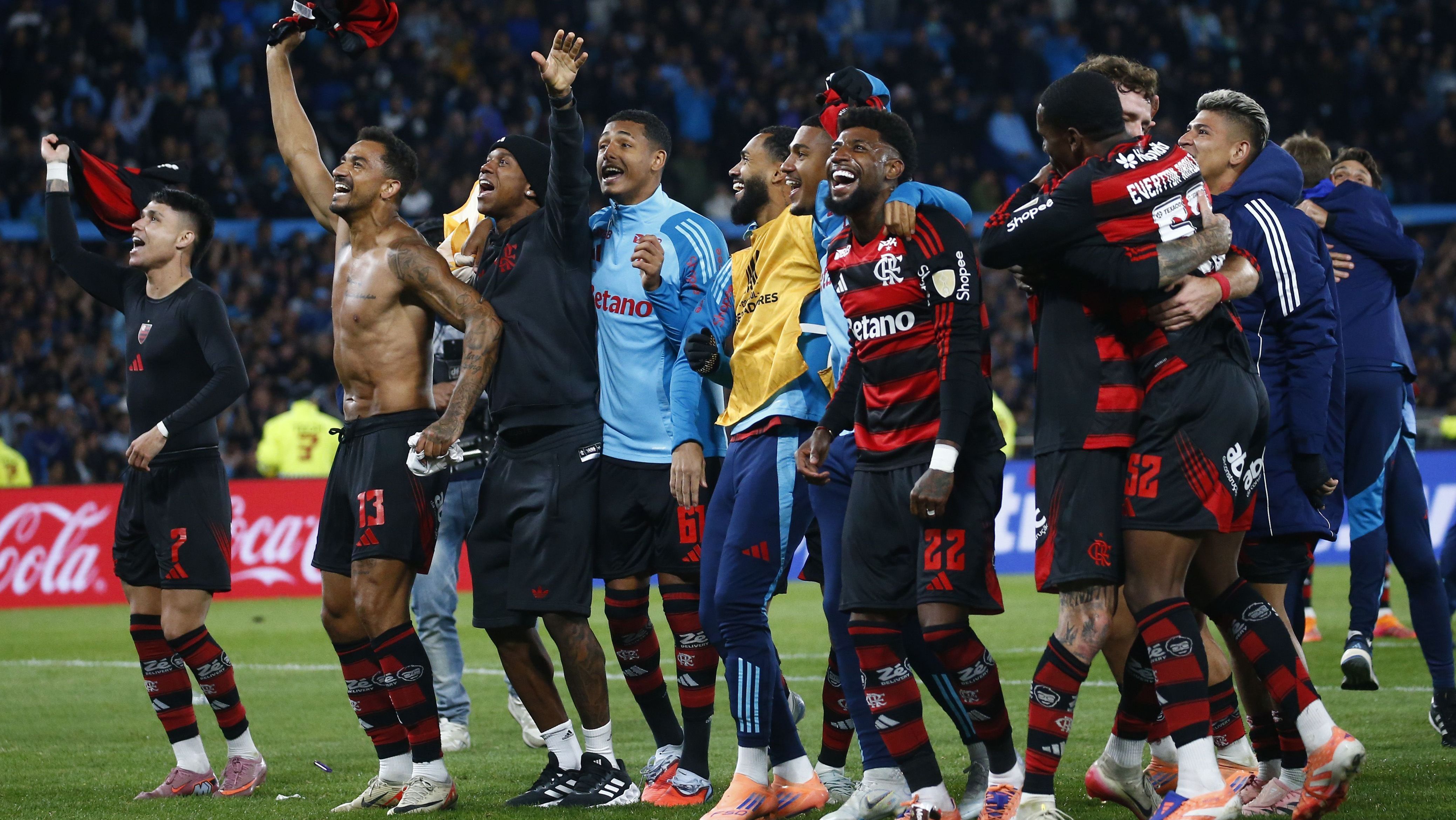 Jogadores do Flamengo comemoram vaga na final da Libertadores de 2025 após empate em 0 a 0 com o Racing