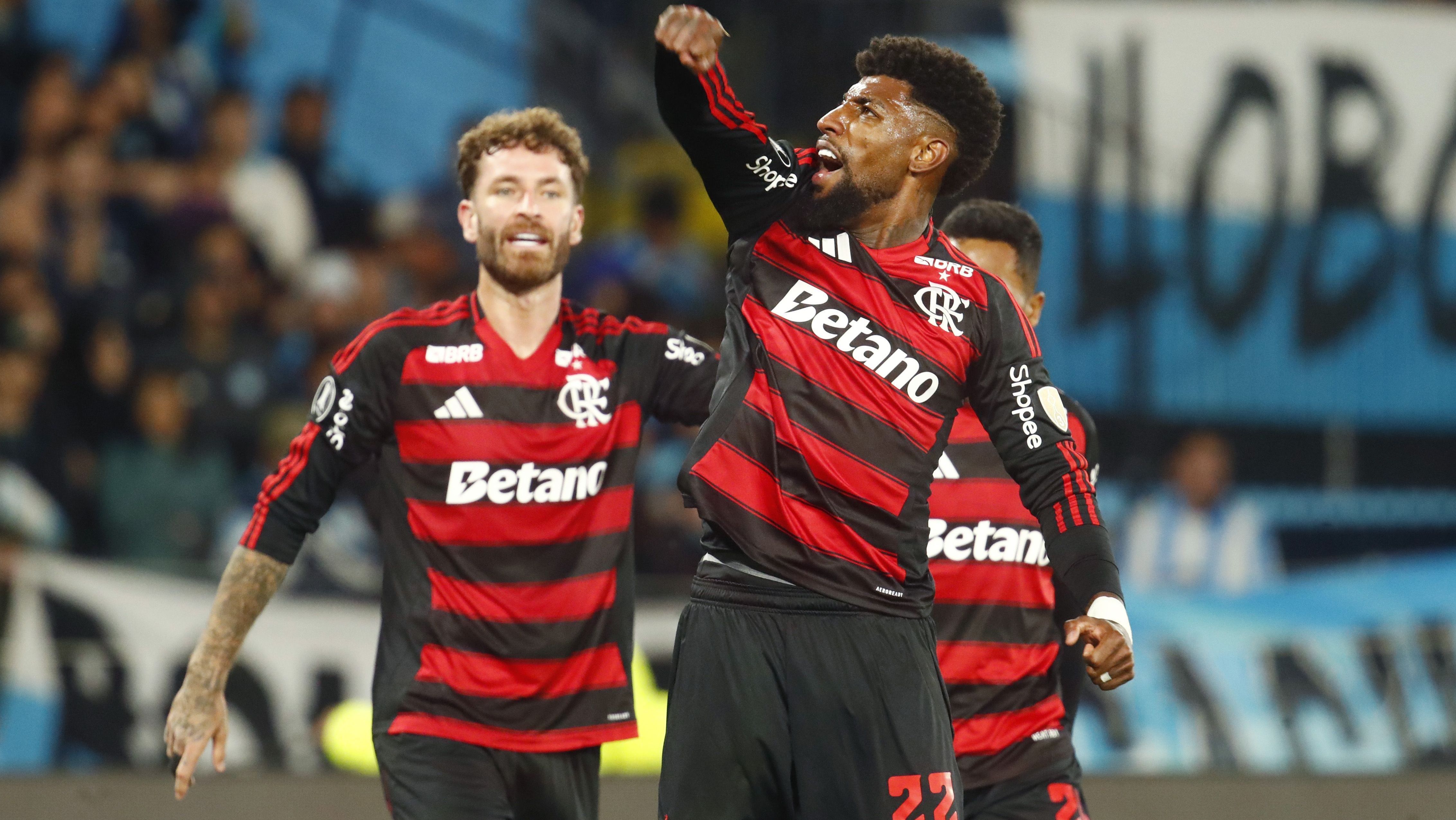 Jogadores do Flamengo comemoram vaga na final da Libertadores de 2025 após empate em 0 a 0 com o Racing