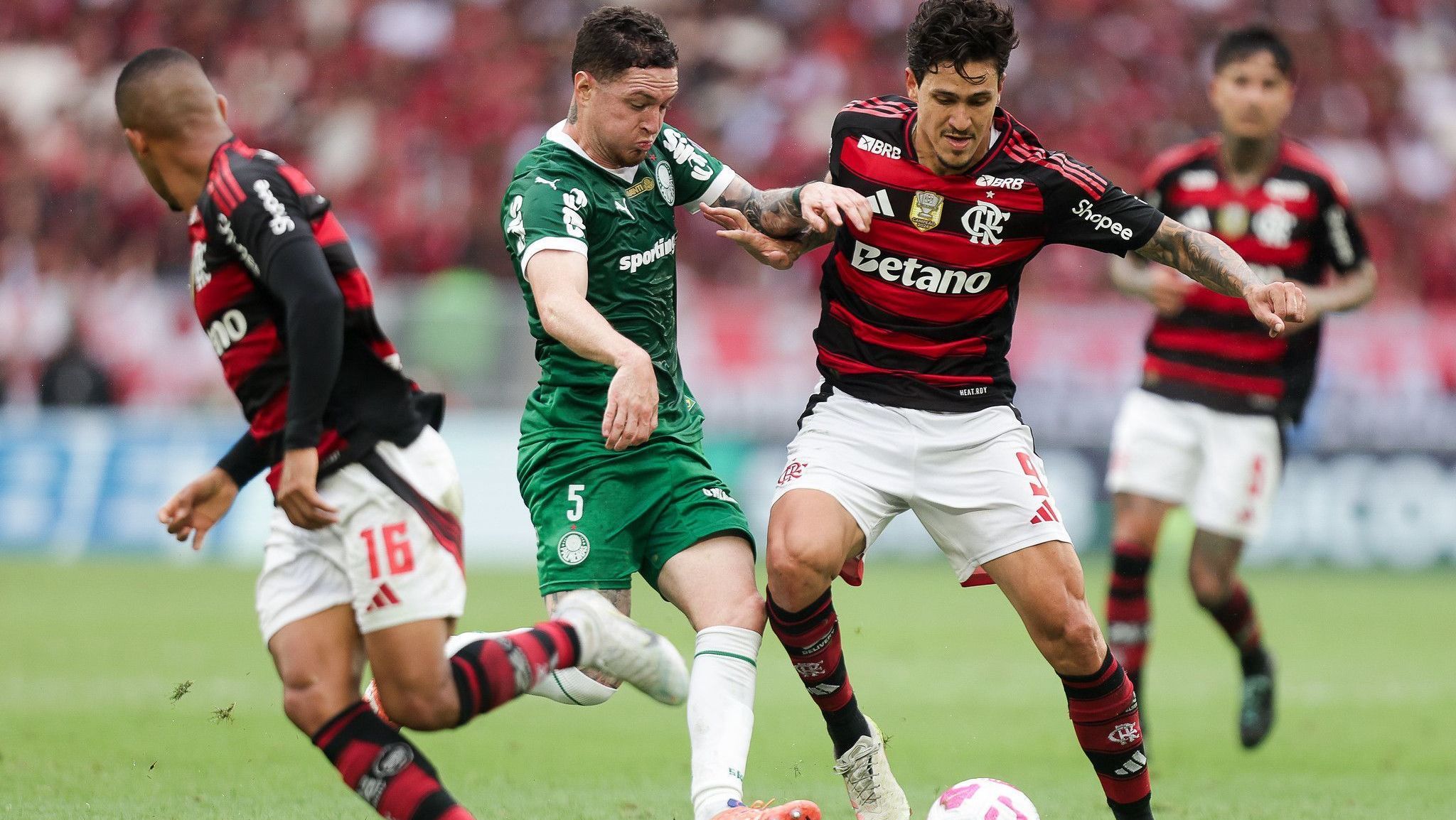 Pedro, do Flamengo, disputa bola com Aníbal Moreno, do Palmeiras