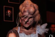 Flávia Vianna mostra dificuldade de maquiagem de Halloween: "Claustrofobia"